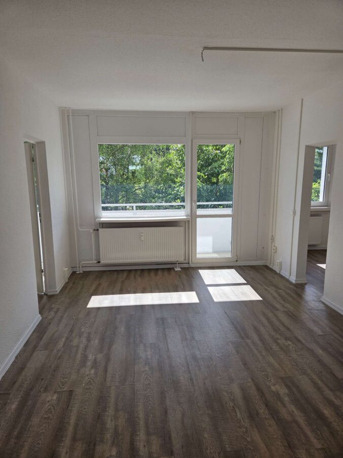 gut geschnittene 4-Raum-Wohnung mit zwei Balkonen und Wannenbad, 19063 Schwerin, Etagenwohnung