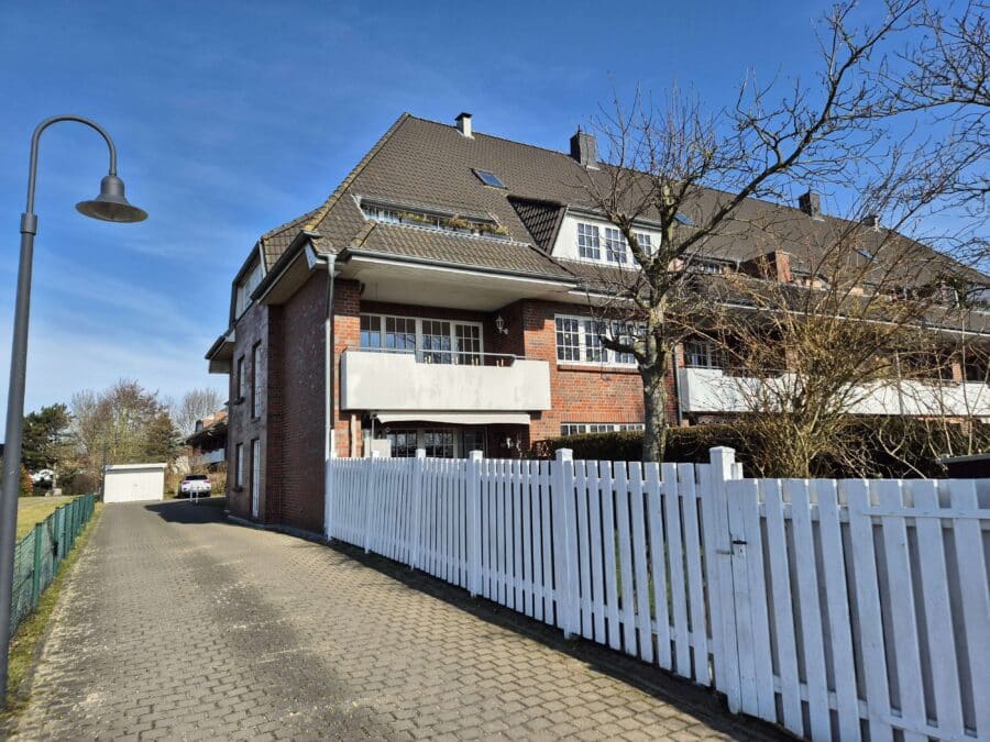 gepflegte 3 Zimmer ETW mit Süd-Balkon, Duschbad mit Fenster und PKW-Stellplatz, 18107 Elmenhorst, Etagenwohnung