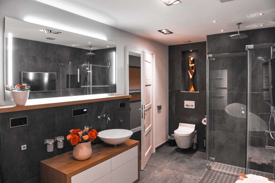 Exklusive 6-Zimmer-Eigentumswohnung mit unverbaubarem Wasserblick in Warnemünde - Badezimmer