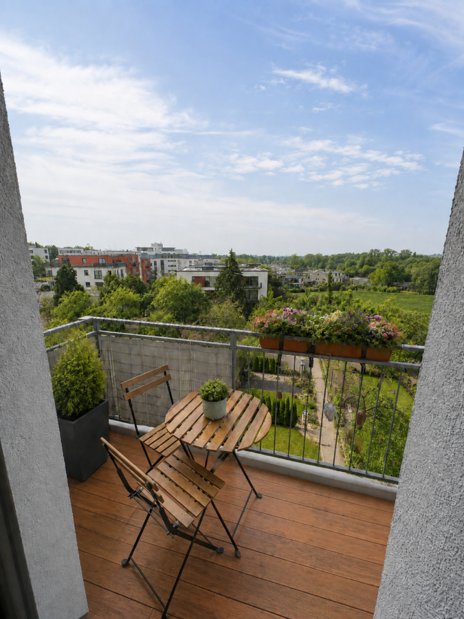 geräumige 3-Zimmer-DG-Wohnung im Rostocker Bahnhofsviertel mit Balkon, Tageslichtbad u. Gartenanteil, 18055 Rostock, Etagenwohnung