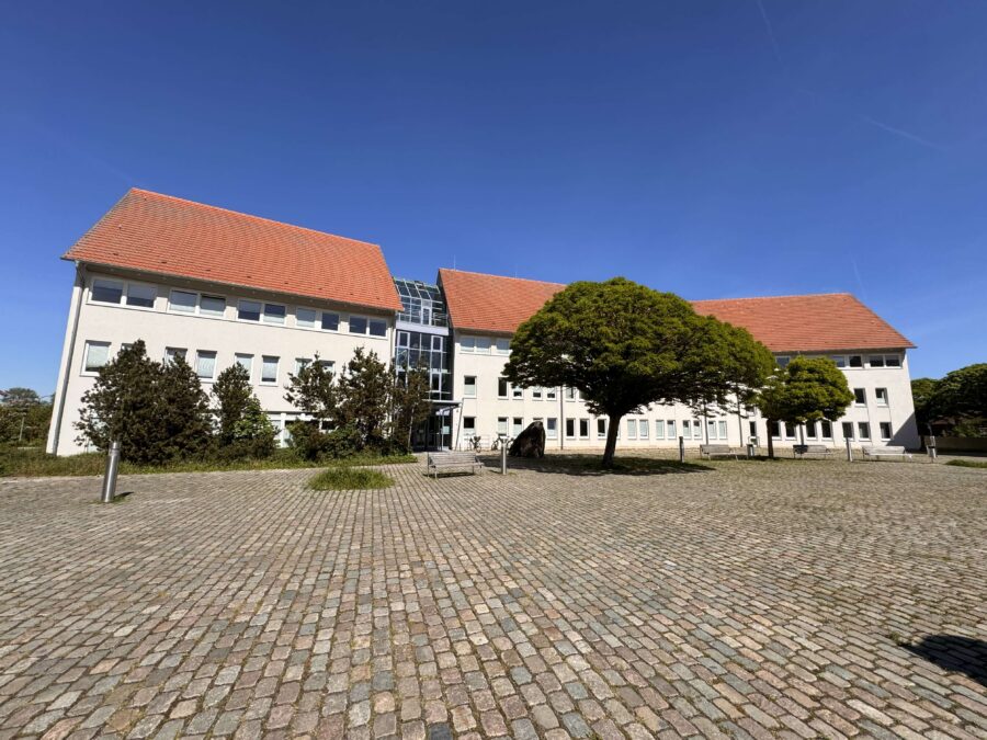 großzügiger Büro- und Verwaltungskomplex über 4 Etagen mit Fahrstuhl, Stellplätzen, Küchen, 18246 Bützow, Bürohaus
