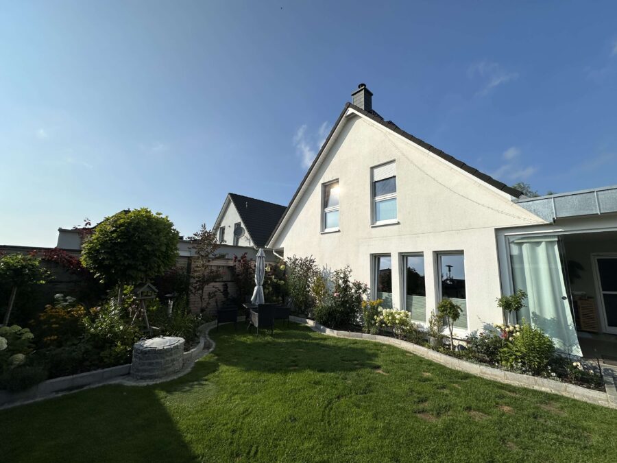 Modernes Effizienzhaus 55 mit PV-Anlage, Speicher, Wallbox, Wintergarten und Doppelgarage, 18209 Bad Doberan, Einfamilienhaus