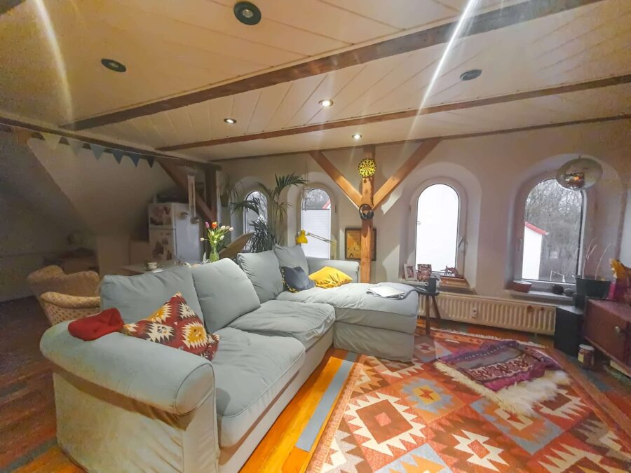 3-Zimmer-Maisonettewohnung mit Dachbalken, Laminat, Dielen, Tageslichtbad mit Badewanne, 18059 Papendorf, Dachgeschosswohnung