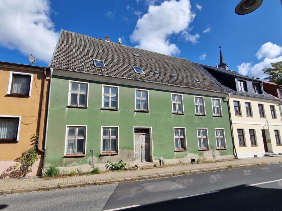 sanierungsbedürftiges Mehrfamilienhaus im Stadtzentrum mit 461 m² Grundstück, 18195 Tessin, Mehrfamilienhaus